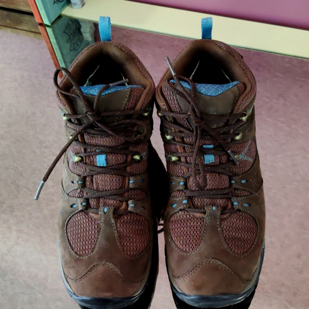 Timberland size 8.5 brown genuine leather hiking boots.
